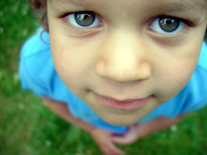 Image of young child looking up-Understanding blog readers